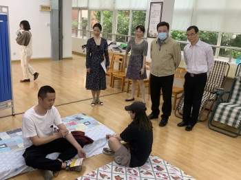 摩臣2領導慰問獻血師生