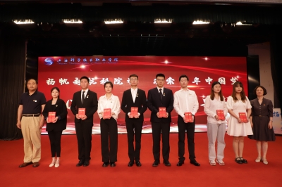 副校長高康💁‍♂️⌛️、胡曉暉為優秀畢業生代表頒獎