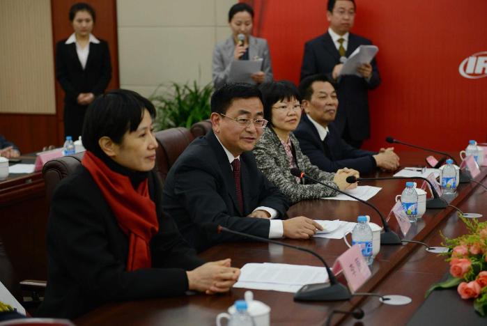 圖左起為嘉定區副區長李原👨‍🦯、我院董事長朱建新、區教育局黨委書記王曉燕
